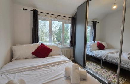 Cosy 3BDR Home With Free Parking In Harrow - Photo 4