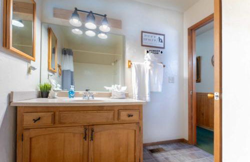 Near Northstar Wooded Retreat with Deck & Loft - Foto 25