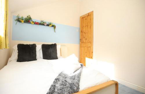 Mount Rd By N And N Stays Contractor Friendly 4 Bed House With Large Driveway, Bath - Photo 31