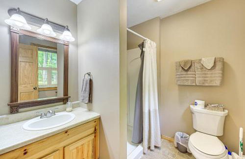 Four-Season Lake Cabin with Canoe and Paddle Boat! - Foto 16