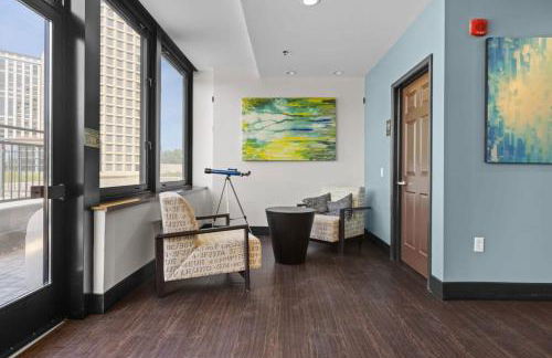 Sleek 2BR Downtown Retreat with Gym - Foto 24