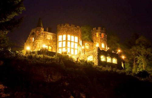 Regal Castle Suite for a Luxury Getaway to Lake George in Upstate New York - Foto 1