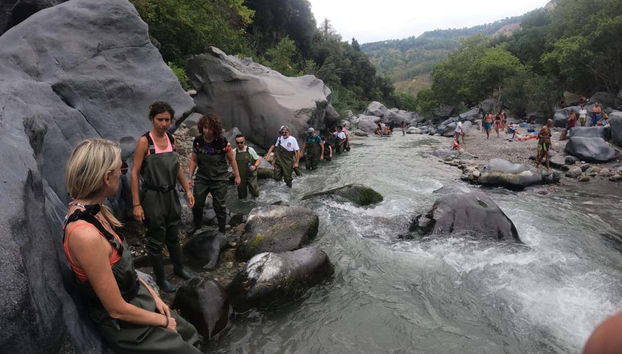 Caminhando ao longo do leito do rio