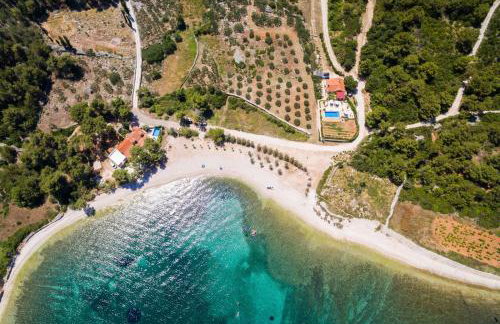 Deluxe Villa Sirena on the beach with Pool - Photo 5