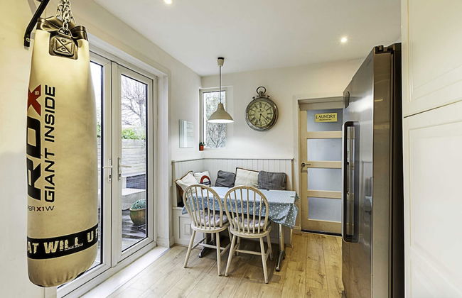 Gorgeous 4-bed Home With a Fireplace and Terrace - Foto 22