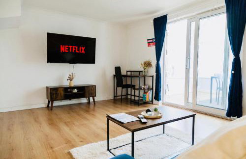 Cozy 3-Bed Retreat Near Manchester Airport Ideal for Families & Groups - Foto 2