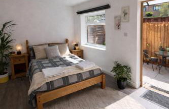 Stylish Apartment with Private Garden Near Victoria Park East London - Photo 1