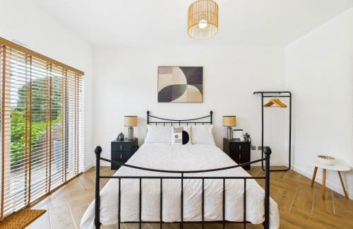 5-Bed Retreat with Hot Tub, Garden & Relaxing Views - Foto 14