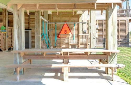 Steps to Shore! Just Beachy Home with Deck and Views - Foto 29