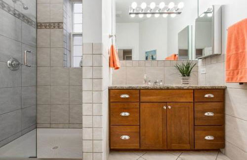 The Wrigleyville Deluxe -Steps from Wrigley Sleeps 10 - Foto 9