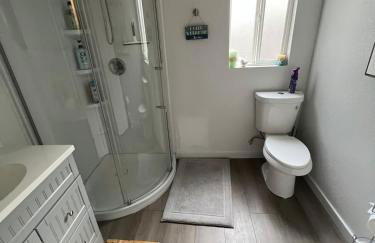 Peaceful Lakeside Retreat - Cozy 3BR Waterfront Home - Foto 23