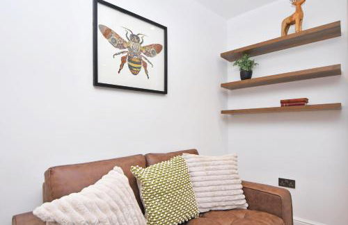 Chapel House by YourStays - Two bed cottage in Market Town of Sandbach, high end finish - Photo 13