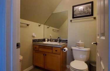 Sunkissed 3BR beach getaway - dog-friendly fenced yard, firepit, glimpse ocean views, near beach access, sleeps 8 - Foto 18