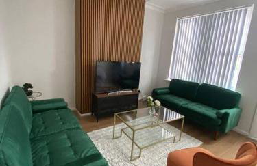 3-Bed House Near M1 & Meadowhall with Free Parking - Foto 1