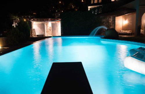 Tranquil Infinity Pool Getaway (private jacuzzi and steam bath, pool, garden, sea and city views) - Foto 1