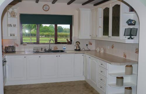 Hilltop Bungalow for a Spacious Country Break - Foto 3