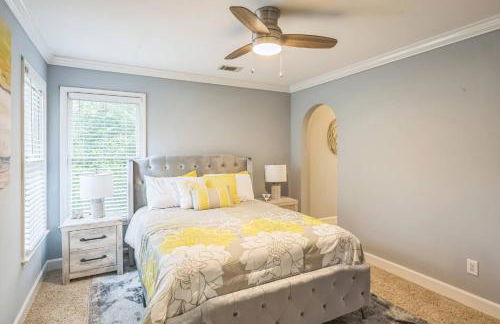 Elegant 5BR Retreat Pool & Yard - Foto 23