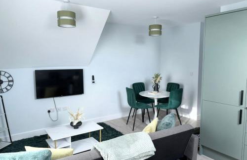 Central 2BR Home with Parking near Ferry - Foto 7