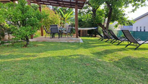 Apartment Peruč with big terrace and beautiful garden - Foto 3, Garden, sunbed