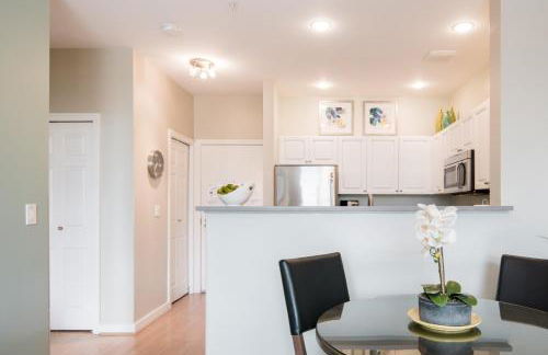 City Water View Oasis with Pool & Gym near Cruise in Heart of Seattle - Foto 16