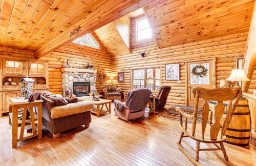 Spacious Log Home with 13 Acres, Ponds and Fire Pit! - Foto 1