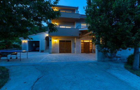 Three-Bedroom Apartment In Ostrvica - Photo 17