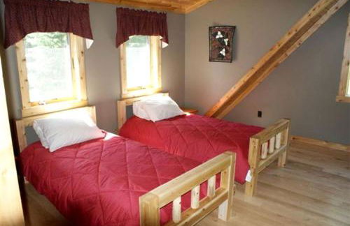 Cozy and Spacious Log Cabin Rental near Burt Lake State Park in Michigan - Foto 12