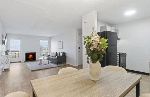 Cozy, modern apartment with bright interiors - Photo 4