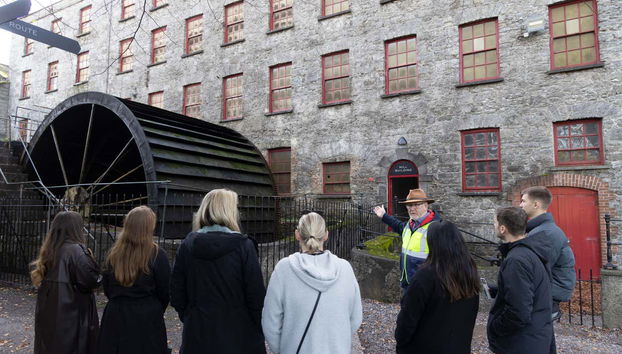 Escuchando atentos al guía