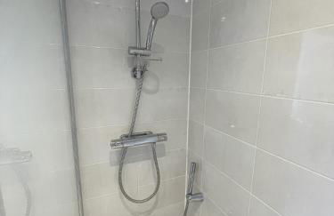 Modern 2-bedroom apartment, free parking for 2, walking distance to town centre - Foto 19