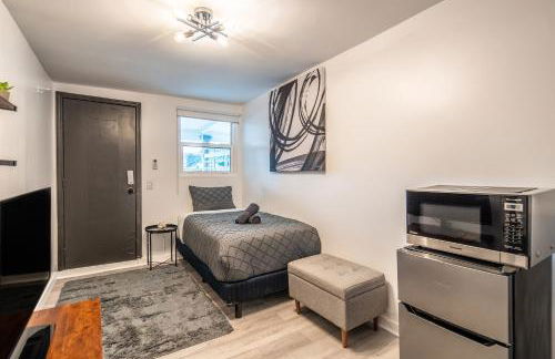 Cozy Studio w/gated parking - Photo 6