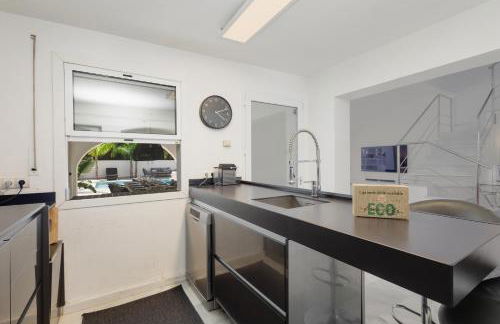 Marbella, Costabella - Beachfront Villa with Heated Pool - Photo 19