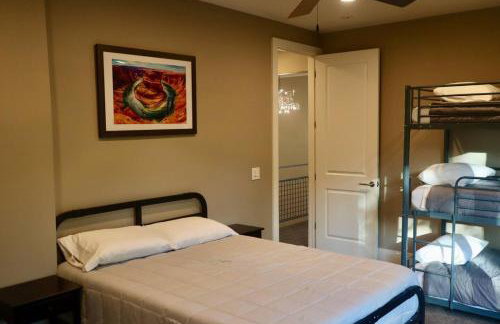 25-Bed, Amenity-Rich Estate in a Private Forest - Foto 23