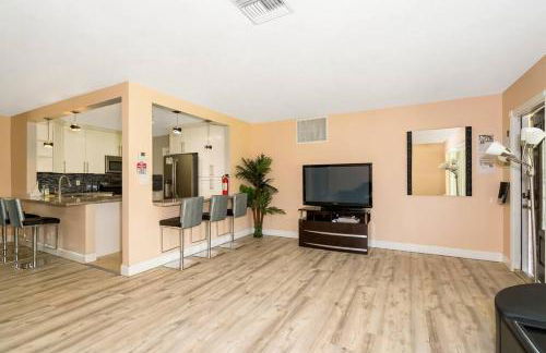 Tranquil Retreat with HEATED POOL Minutes to the Beach - Foto 36