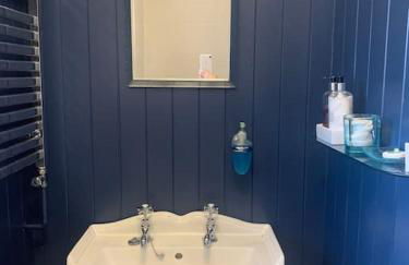 Crescent Cottage, sleeps 8, pet friendly - Photo 28