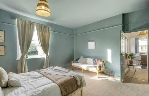 Bright Apartment w Parking & Distant Sea Views - Foto 9