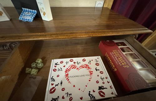 L'Alcôve Secrète Suite médiévale avec Spa - Foto 35