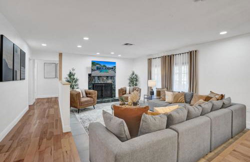 8BR Gem With Pool, Lake View & Tons of Amenities! - Foto 26