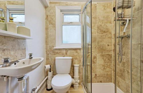 Large 5-Bedroom Home, Perfect for Long Stays & Team Accommodation - Foto 29