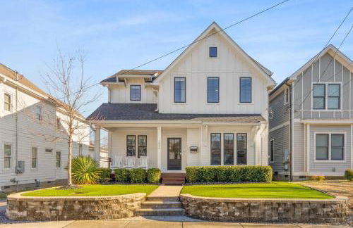 Modern House by Downtown with Garage and Fenced-in Yard - Foto 1