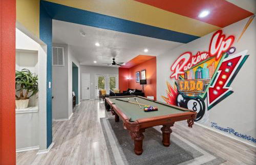 Modern 3-Story Townhome w Pool Table, Sleeps 10 Near Stadiums - Foto 10