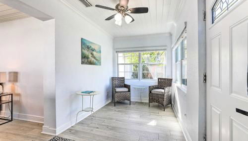 Chic Home with Fire Pit and Patio, Walk to Lake! - Foto 5