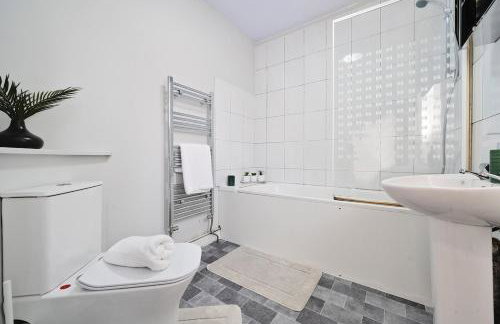 RELAXED CENTRAL HOUSE LOCATED IN WEST READING CLOSE TO TOWN CENTRE with FREE DRIVE WAY PARKING, WI FI & NETFLIX BY AI ESTATE GROUP - Foto 11