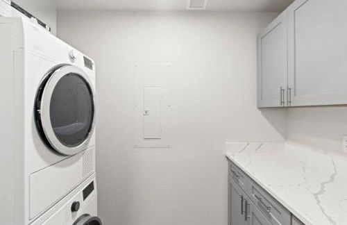 King Bed - J and K on Main Luxury Apartment 306 - Foto 19