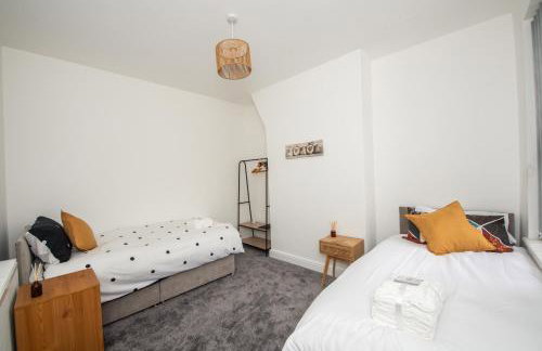 Modern 4 Bedroom House Sleeps 10 Free Parking Liverpool - Foto 70