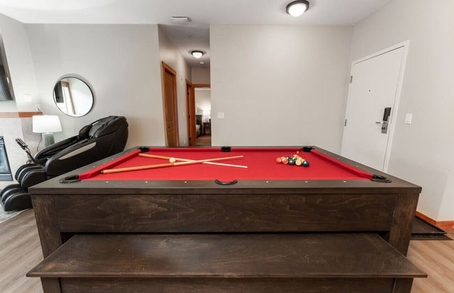 SPACIOUS 3-Br Luxury Condo | HEATED Pool + 3 Hot Tubs | Pool Table | Hm Theatre - Photo 41