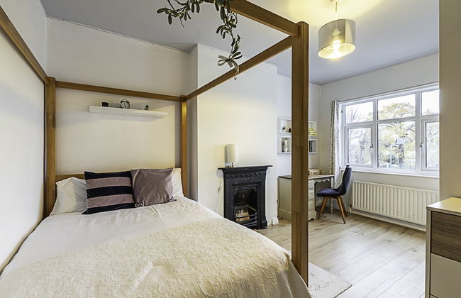 Gorgeous 4-bed Home With a Fireplace and Terrace - Foto 1