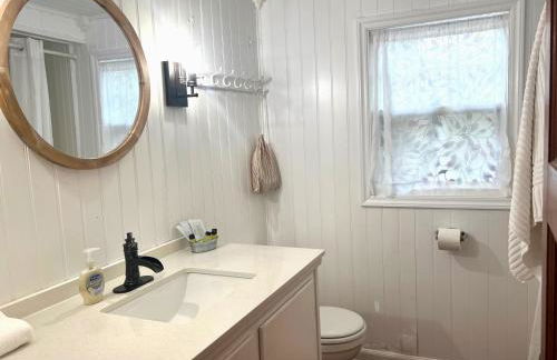 Cottage 11 - Double Queen Beds plus Child Loft w 2 Twins Private Bath & Kitchenette Pets Allowed Fee applies - Photo 8