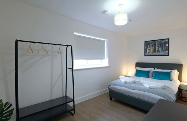 Luxury Manchester Apartment - Blue - Photo 12