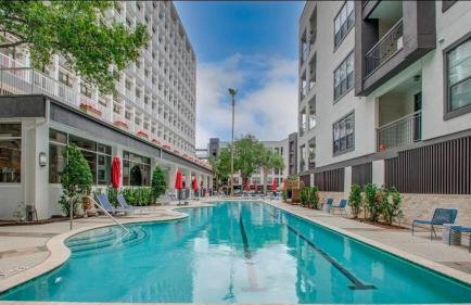 Luxury 1BR Resort Stay with WiFi, Pool, and Desk near Med Center and NRG - Foto 19